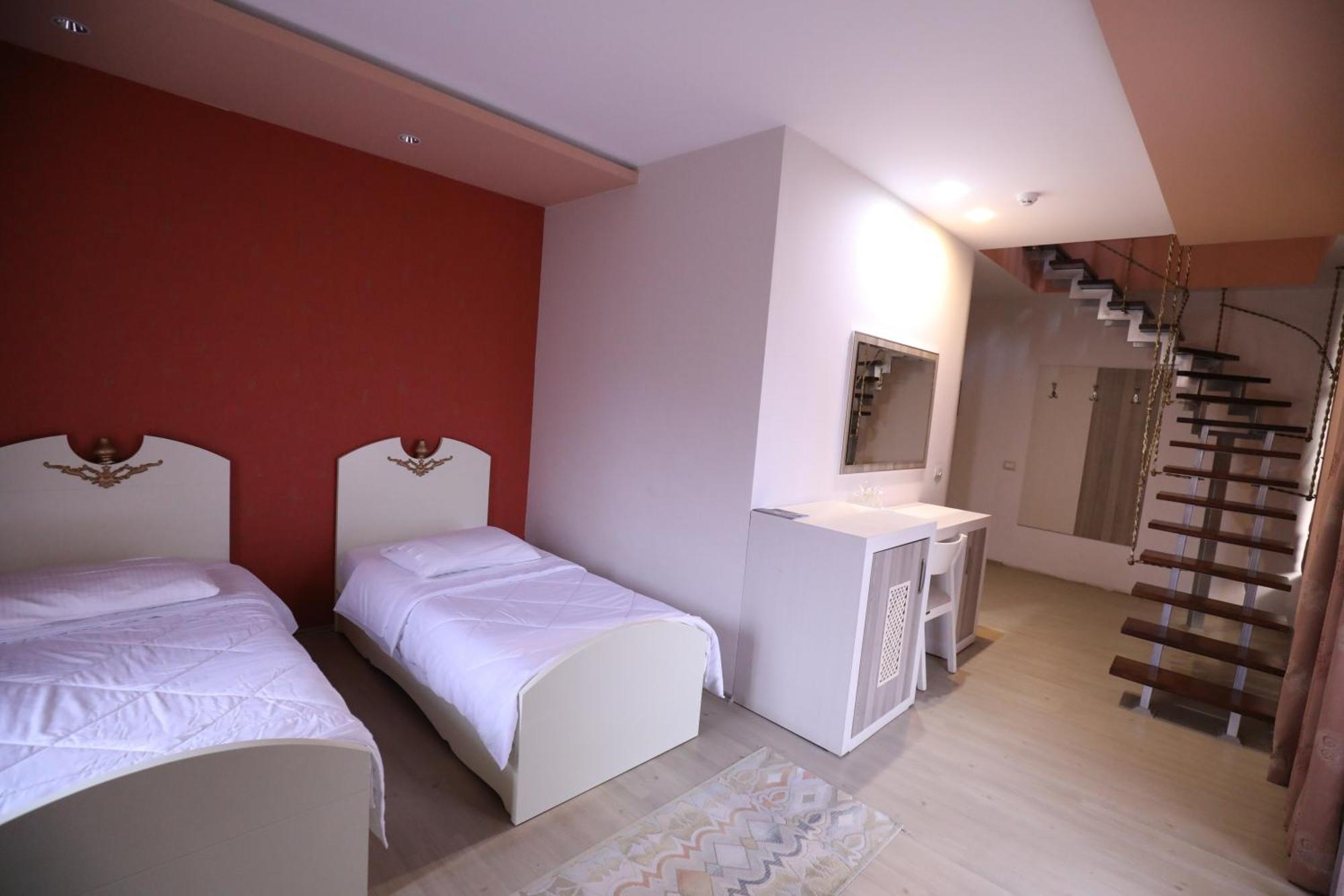1 Maji Hotel