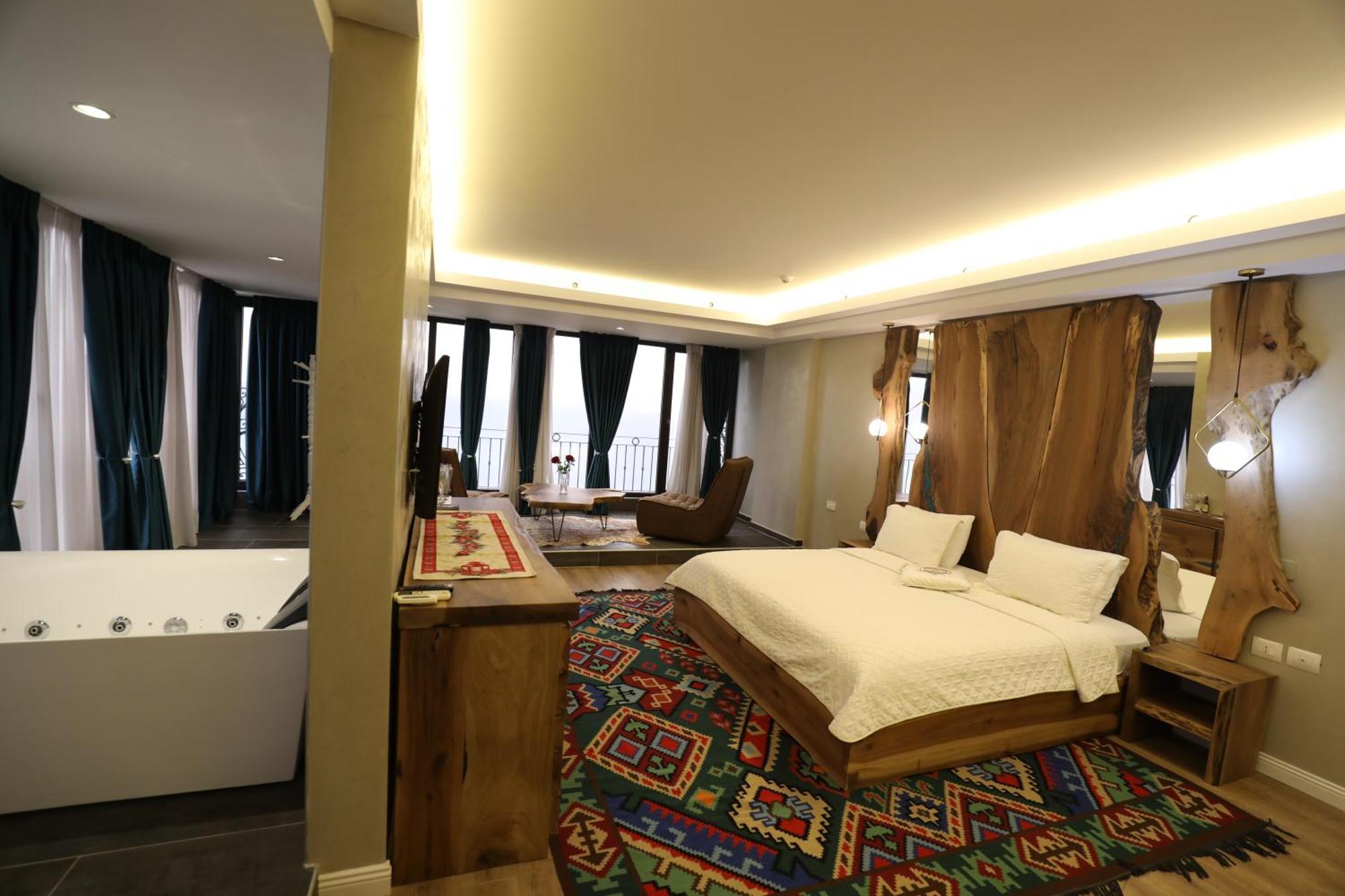 1 Maji Hotel