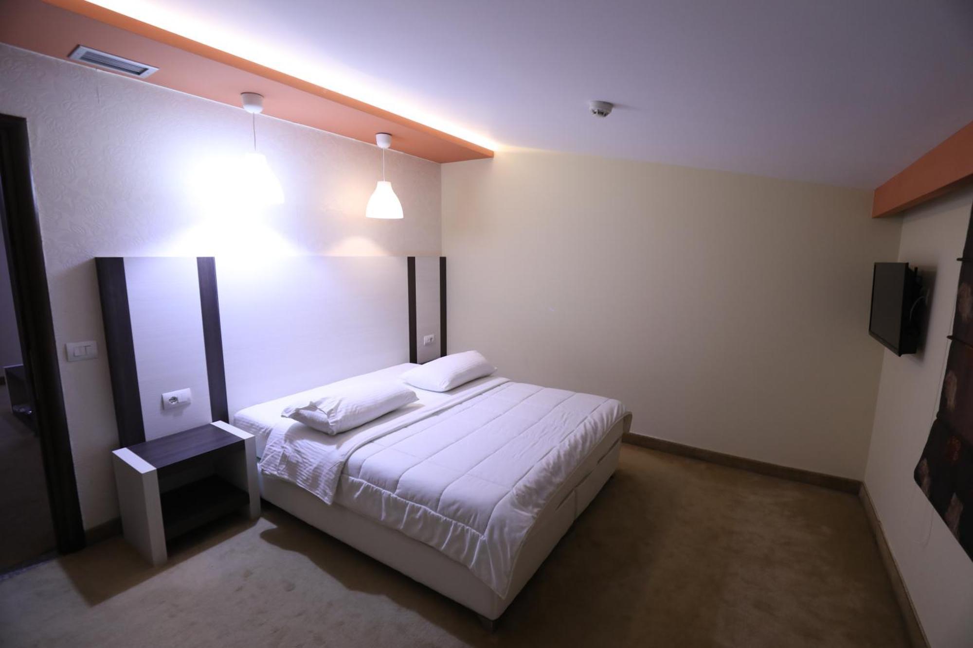 1 Maji Hotel